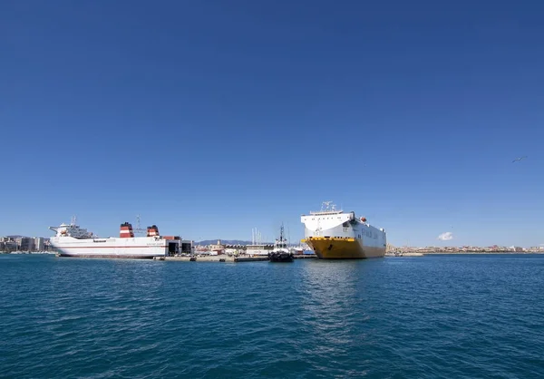 Freight ships from Italy and Tenerife in Palma port — Stock Photo, Image