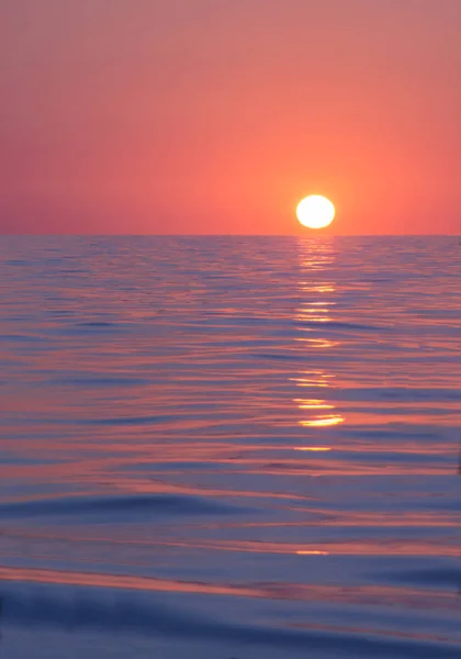 Sun rises beyond horizon — Stock Photo, Image