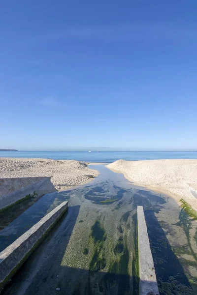 Szennyvízcsatorna-vízelvezetés a folyón, és szennyezi a Földközi-tenger — Stock Fotó