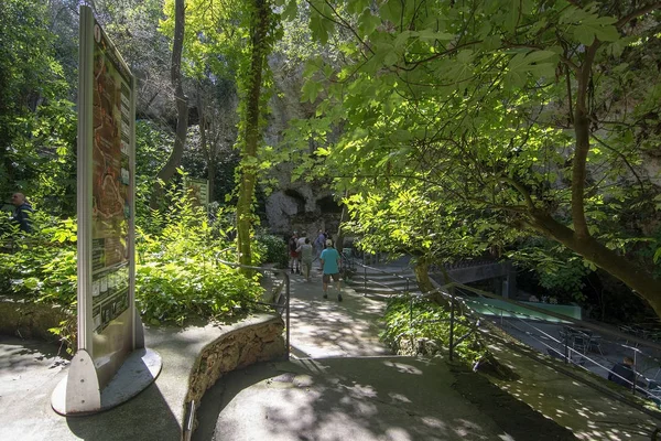 Entrance to the caves of Hams — Stock Photo, Image