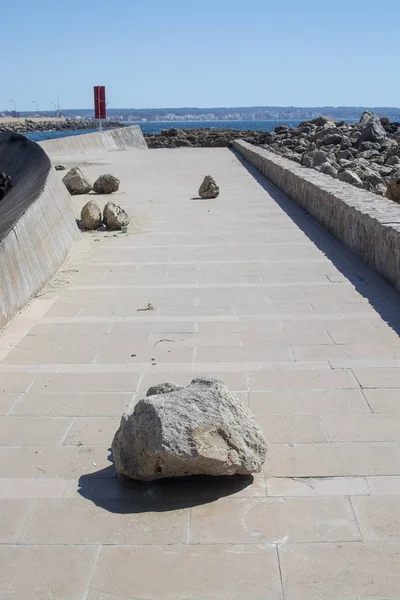 Grandes rocas arrojadas en la pasarela junto al mar —  Fotos de Stock