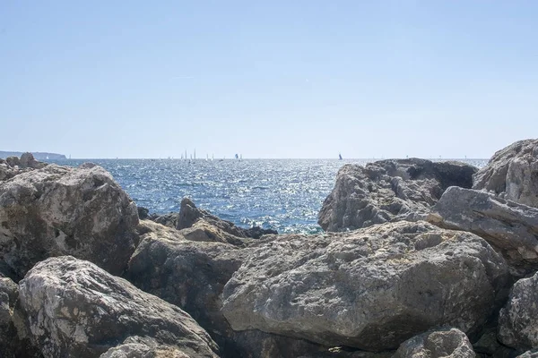 Kireçtaşı kayalar sahil mavi Akdeniz denizi — Stok fotoğraf