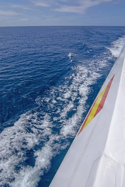 Blanco lado del barco Bandera de España azul espumoso Mediterráneo — Foto de Stock