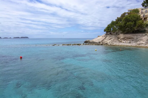 Turkos havet röd boj Horizon Mallorca, Spanien. — Stockfoto