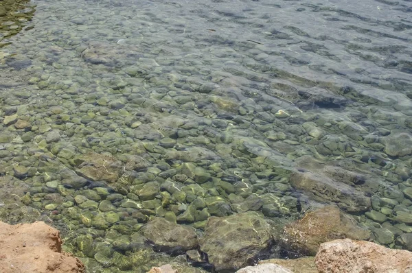 Sığ şeffaf yeşil okyanus su kayalar — Stok fotoğraf