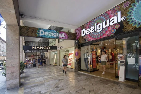 Rua comercial Jaime III com marcas bem conhecidas Fotografias De Stock Royalty-Free