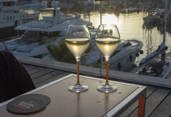 Twee champagne fluit glazen zonsondergang — Stockfoto