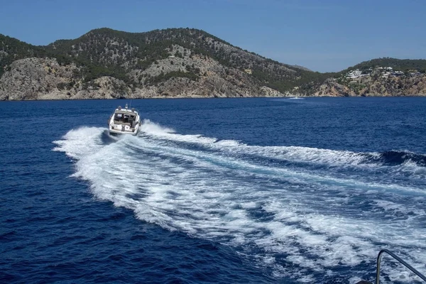 Motor båt fortkörning göra skummande vågor — Stockfoto