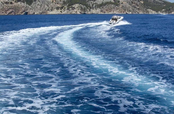 Velocidad del barco a motor haciendo olas espumosas — Foto de Stock