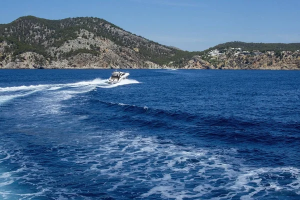 Motorlu tekne hız köpüklü dalgalar yapma — Stok fotoğraf