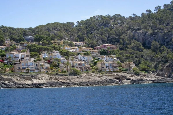 Casas soleadas junto al mar Mallorca, España — Foto de Stock