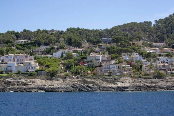 Casas soleadas junto al mar Mallorca, España — Foto de Stock