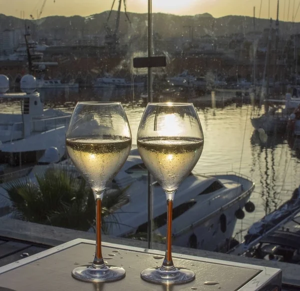 Dos copas de flauta de champán puesta de sol — Foto de Stock