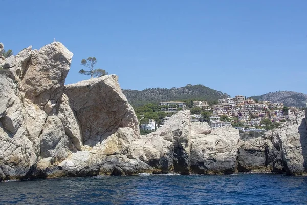 Pobřežní vesnička na dálných mořských skalách Mallorca — Stock fotografie