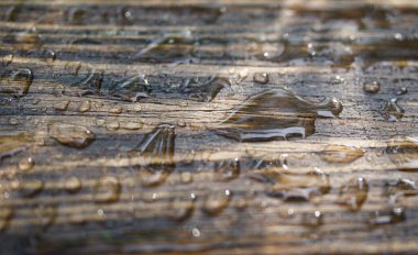 Su, ahşap bir yüzeye düşer..