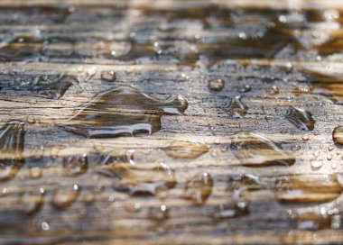 Su, ahşap bir yüzeye düşer..
