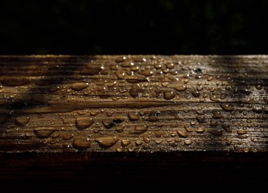 Su, ahşap bir yüzeye düşer..