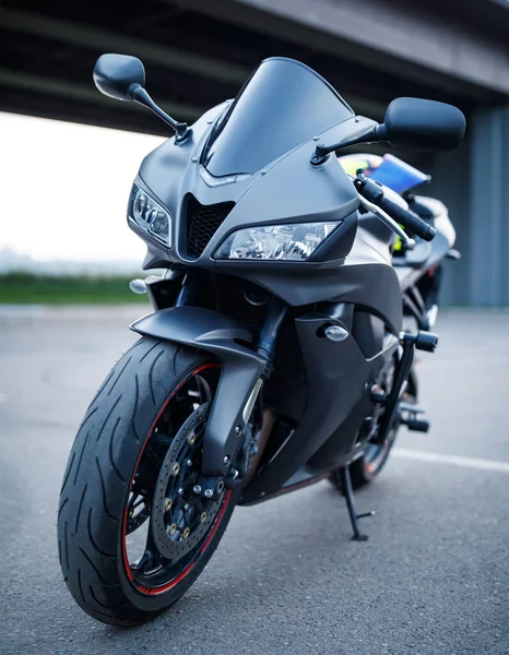 Moto Sportiva Nera Parcheggiata Asfalto — Foto Stock