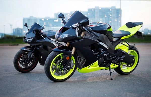 Два Спортивных Мотоцикла Припаркованы Асфальте Фоне Городского Пейзажа — стоковое фото