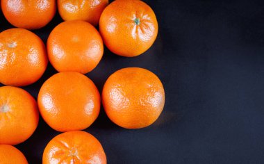 Arkaplan olarak bir sürü turuncu mandalina.