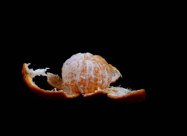 Geschälte Mandarine Mit Einer Schale Auf Schwarzem Hintergrund Isoliert Auf — Stockfoto