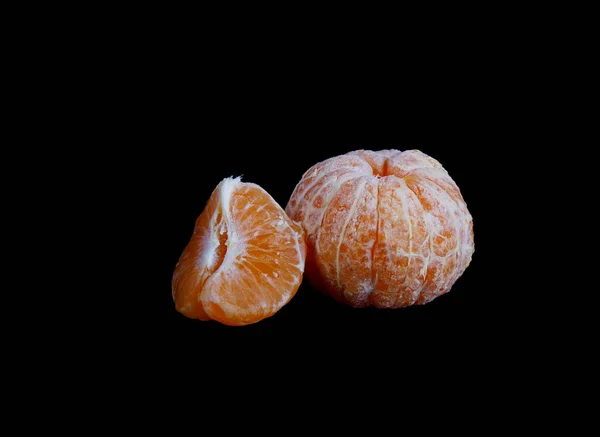 Auf Schwarzem Hintergrund Sind Gereinigte Mandarine Und Eine Scheibe Mandarine — Stockfoto