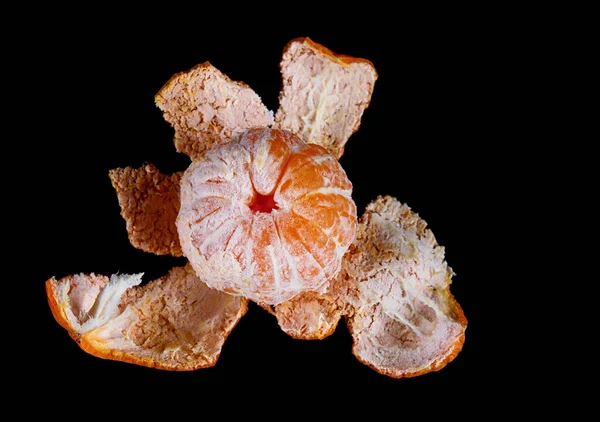 Skalad Mandarin Med Ett Skal Svart Bakgrund Isolera Svart Bakgrund — Stockfoto