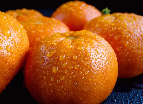 Tropfen Sauberes Wasser Auf Der Schale Der Reifen Mandarine — Stockfoto