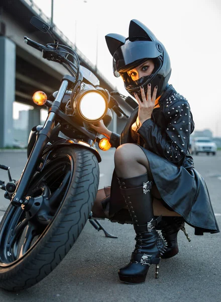 Ein Schönes Mädchen Mit Motorradhelm Sitzt Neben Einem Fahrrad — Stockfoto