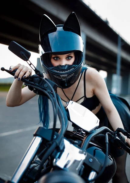 Motosikletin direksiyonunda kasklı seksi bir kız. Motosikletin direksiyonundaki kaskla..