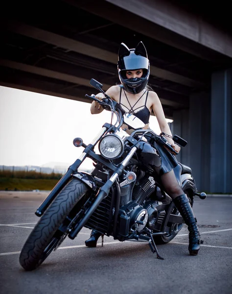Piękna Dziewczyna Kasku Kierownicą Motocykla — Zdjęcie stockowe