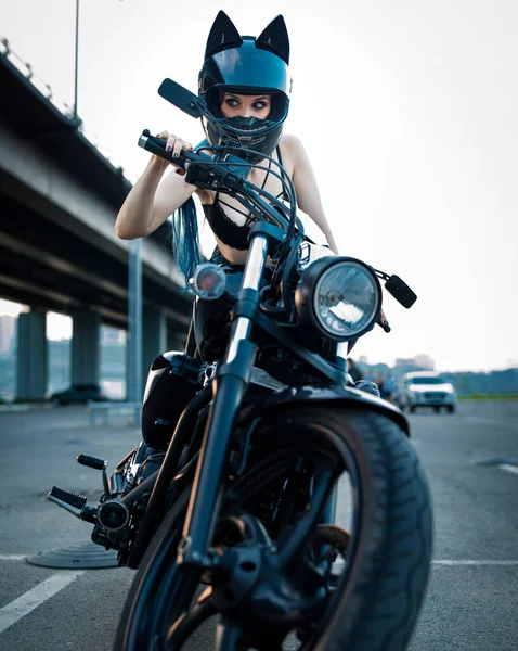 Schöne Mädchen Mit Helm Steuer Eines Motorrads — Stockfoto