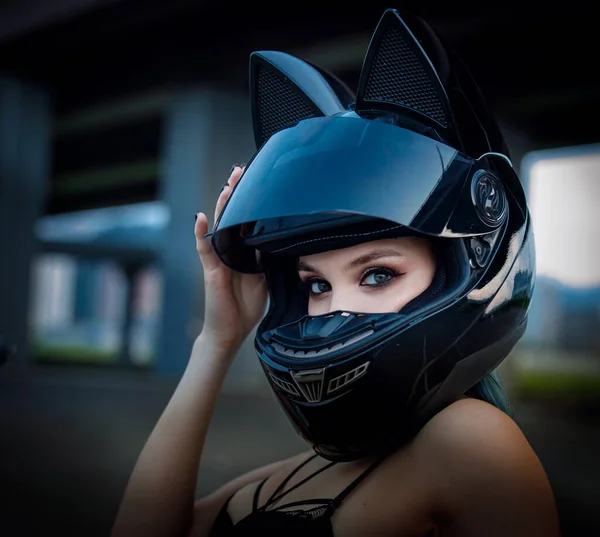 Una Mujer Hermosa Casco Motocicleta — Foto de Stock