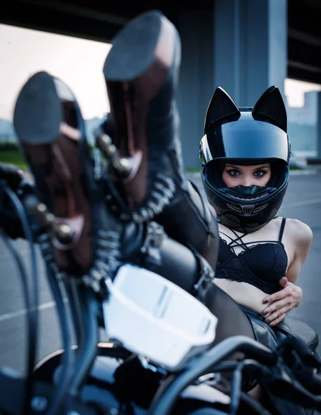 Motosiklette kask takan güzel bir kız..