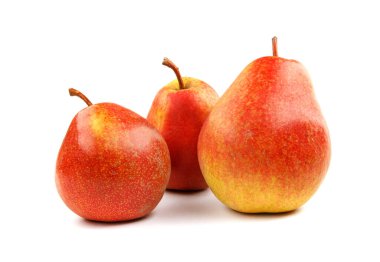 Beyaz arka planda üç olgun armut izole edilir..