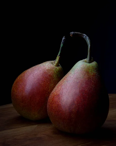 Duas Belas Peras Maduras Uma Mesa Madeira — Fotografia de Stock