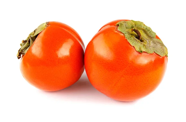 2つの美しい熟した柿は白い背景に隔離されています — ストック写真