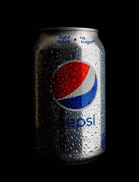 Pepsi Kólás Doboz Fekete Alapon Van Elszigetelve Vízcseppek Egy Doboz — Stock Fotó