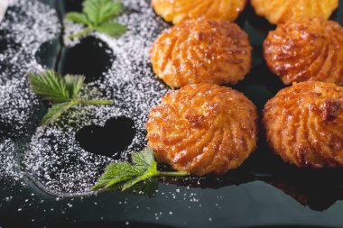 Koyu plaka üzerinde çerezler.