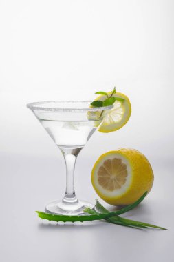 Hafif bir degrade arka plan üzerinde lem bir kokteyl ile bir bardak