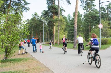 parkta bisiklet ve scooter binmek çocuklu ebeveynler