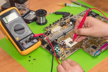 bir multimetre kullanarak çip üzerindeki direnci ölçme, ana radyo ekipmanları kurulu üzerinde kurulu ve devregüç devresi performansını kontrol eder