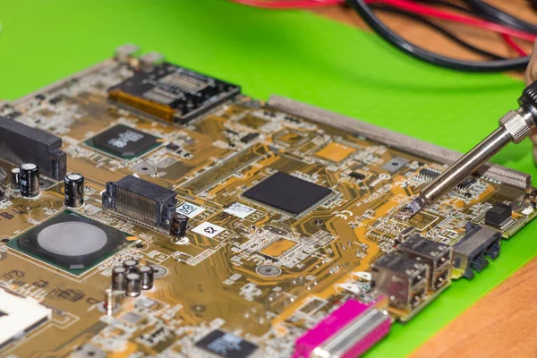 mikroçipler ve mikrodenetleyiciler, radyo ekipmanları, elektronik bileşenler, devreler, tahta üzerinde lehimlenir