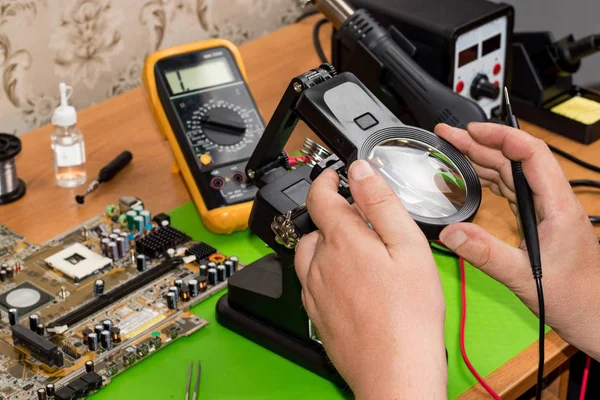 Büyüteç veya büyüteç ana gemide çip artırmak için yardımcı olmak için, sonraki onarım için, lehim yongaları, lehimleme, kontrol