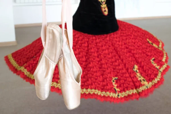 balerin bale ayakkabıları ve kırmızı renk bale tutu, altın iplikler ile işlemeli, germe için ahşap korkuluk asmak, ayna önünde