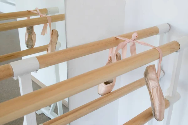 balerin sivri ayakkabı germe için ahşap bir korkuluk asılı, bir ayna önünde