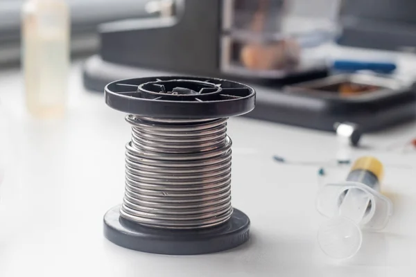 bir bobin üzerinde tin lehim