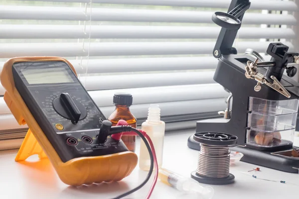 Bir lehim istasyonu ve diğer bileşenler kullanılarak lehimleme ile radyo panosunun onarımı