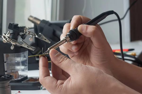 Bir lehim istasyonu ve diğer bileşenler kullanılarak lehimleme ile radyo panosunun onarımı