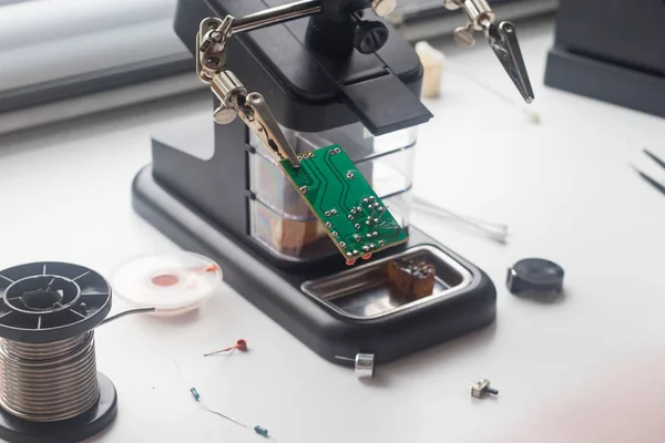 Bir lehim istasyonu ve diğer bileşenler kullanılarak lehimleme ile radyo panosunun onarımı